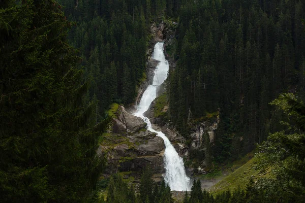 Berühmter Wasserfall in den österreichischen Alpen — Stockfoto
