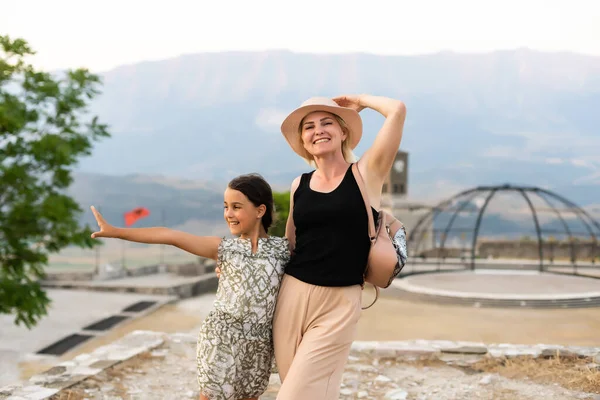 Gjirószterben, Albániában. Az UNESCO Világörökség részét képező óvárosi negyedek békés hangulatát élvező emberek és népszerű turisztikai célpontok. — Stock Fotó