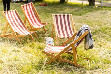 Yeşil çimenlerin üzerinde uzanan kumaş güneş.
