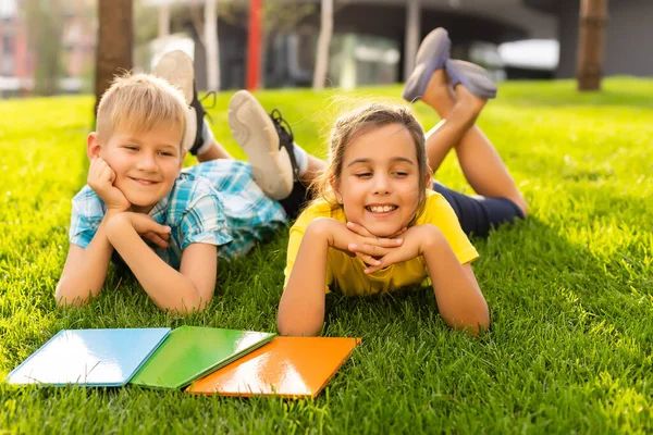 Portret van opgewonden basisschool leerlingen op het speelveld tijdens de pauze — Stockfoto