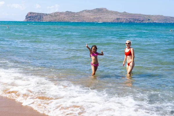 Νεαρή μητέρα και η μικρή της κόρη απολαμβάνοντας την παραλία διακοπές — Φωτογραφία Αρχείου