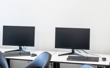 Dizüstü bilgisayar ve sabit hat telefon Danışma ofisi