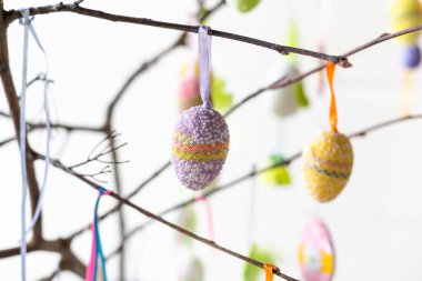 Süslü paskalya yumurtaları ağaç dallarında.
