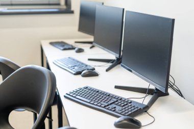 Dizüstü bilgisayar ve sabit hat telefon Danışma ofisi