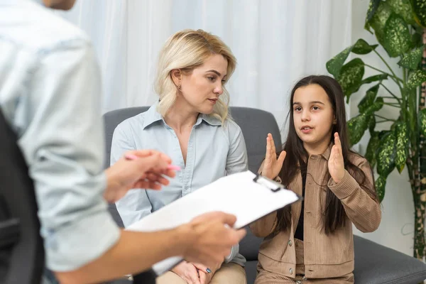 Mor och dotter på besök hos psykolog — Stockfoto