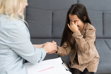 Genç çocuk psikologu küçük kız ile çalışma