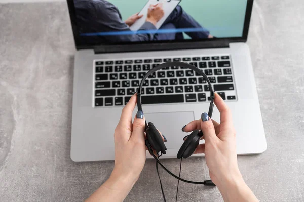 Consultation psychologique en ligne - l'homme énumère ses problèmes - communique avec le patient en utilisant la technologie numérique - séance de psychodiagnostic à distance — Photo