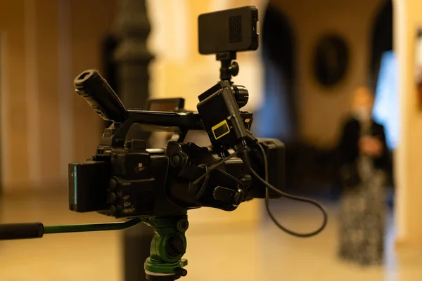 Оператор видеокамеры работает со своим оборудованием — стоковое фото