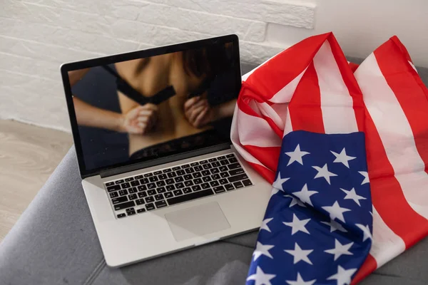 Chica rubia en el portátil con bandera de EE.UU. — Foto de Stock