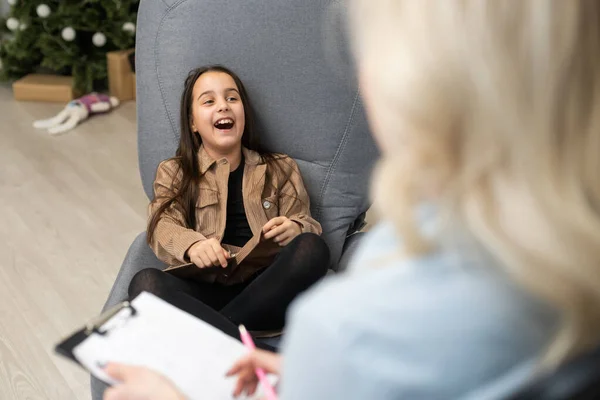 Sessão de comunicação do psicólogo escolar e menina 9, 10 anos. Criança diz psicoterapeuta suas experiências, saúde mental das crianças . — Fotografia de Stock