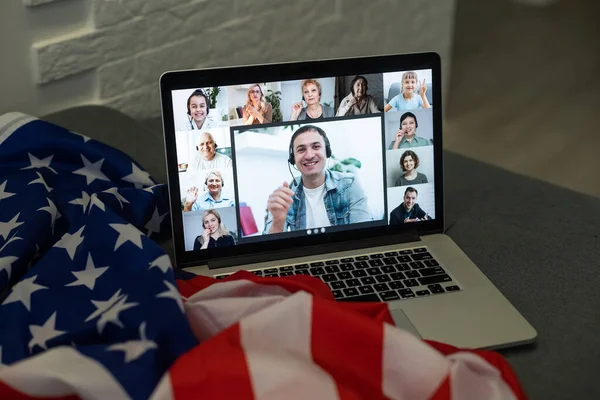 Bandera nacional americana o estadounidense. trabajar desde casa en computadora portátil portátil en webcam videoconferencia llamada en cuarentena. — Foto de Stock