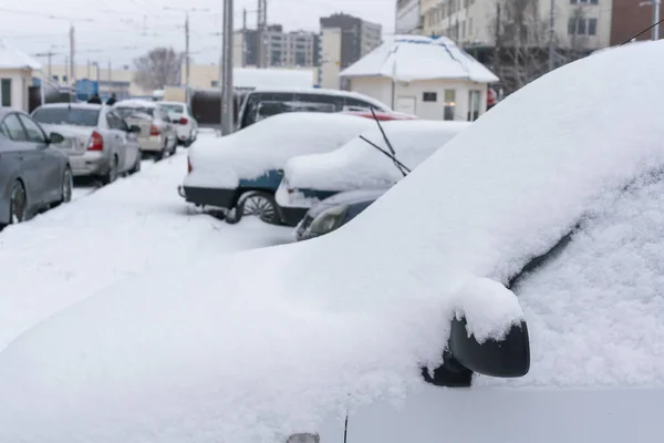 Coche congelado cubierto de nieve en el día de invierno, ver el parabrisas de la ventana delantera y la capucha sobre fondo nevado —  Fotos de Stock