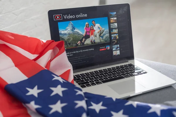 Booking on the computer. laptop and american flag — Stock Photo, Image