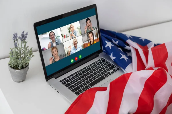 Mujer con bandera americana se sienta en el ordenador portátil en la sala de estar. — Foto de Stock