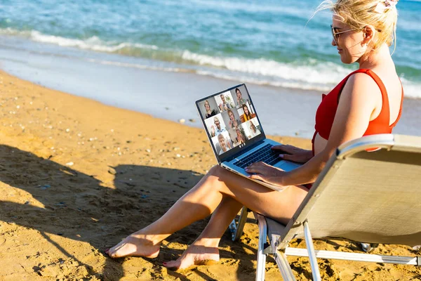 Menina freelancer trabalhando em férias, em frente ao belo mar — Fotografia de Stock