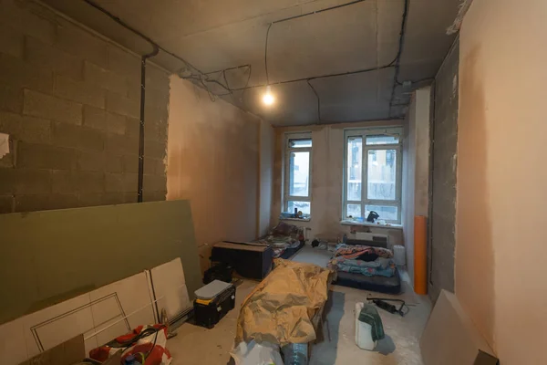 Construtores colchões para renovação no apartamento — Fotografia de Stock
