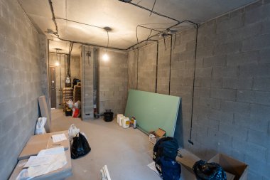 Dairede alçıpan duvarları yapmak için metal çerçeveler - alçıpan - alçıpan için çalışma süreci inşaat, yenileme, yenileme, yenileme, uzatma, restorasyon ve yeniden yapılanma aşamasında