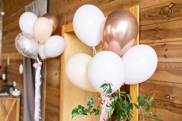 Стильные металлические розовые воздушные шары на День Святого Валентина, девичник или детская вечеринка на белом фоне — стоковое фото