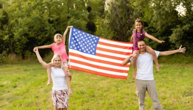 Amerika 'da mutlu bir aile, Amerikan bayrağı sırtında..