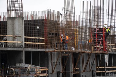 Kışın modern yüksek binaların inşası. Uçan İHA 'nın hava görüntüsü