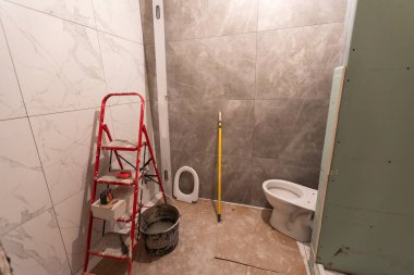 İnşaat aşamasında yeni bir küvet ev banyosu tadilatı, yeni lavabolar için boru tesisatı..