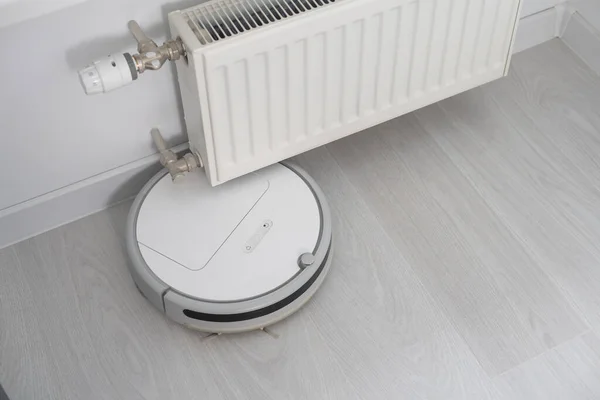 Aspirapolvere robot esegue la pulizia automatica dell'appartamento in un certo momento. Casa intelligente — Foto Stock