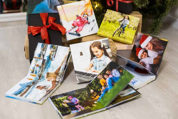 Libri fotografici vicino all'albero di Natale come regalo — Foto Stock