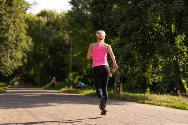 Jogging mulher correndo no parque — Fotografia de Stock
