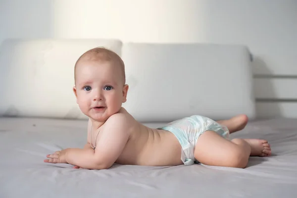 Niño de seis meses se sienta en el fondo blanco —  Fotos de Stock