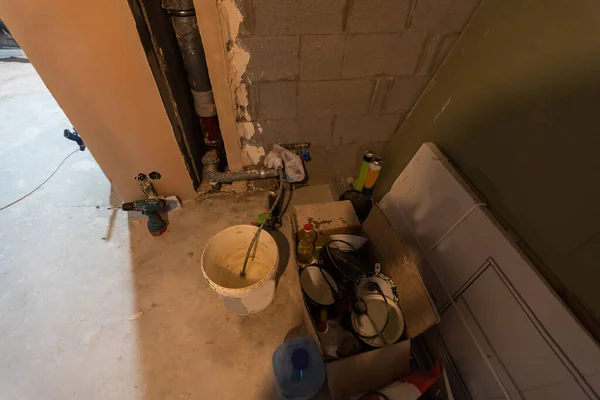 Boya malzemeleriyle dolu bir odada ev yenileme — Stok fotoğraf