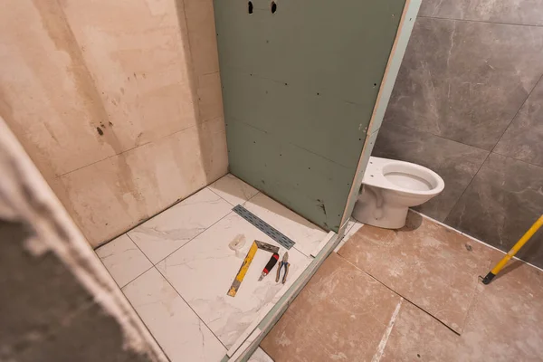建設中の新しい浴槽は、新しいシンクのための家庭用バスルーム、配管パイプシステムを改造. — ストック写真