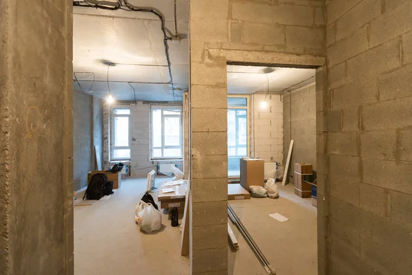 装修和施工期间公寓的内部 — 图库照片