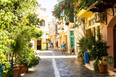 Rethymno Yunanistan Crete. Eski tatil beldesi Rethymno Yunanistan etrafında yürüyün. Mimari ve Akdeniz turistik Girit Adası. Turistik sokakta dar turistik rotalar