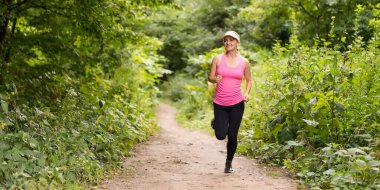 Beyaz arka planda olgun kırmızı çilekler