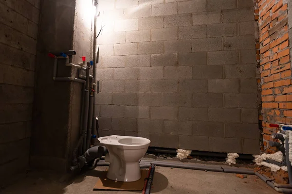 Rekonstrukce domu v koupelně. instalatérství a toaleta. — Stock fotografie