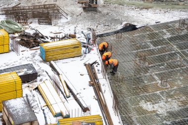 şehir şantiye havadan üst görünümü. kışın kar altında yeni daireler inşa etmek için kule vinçler