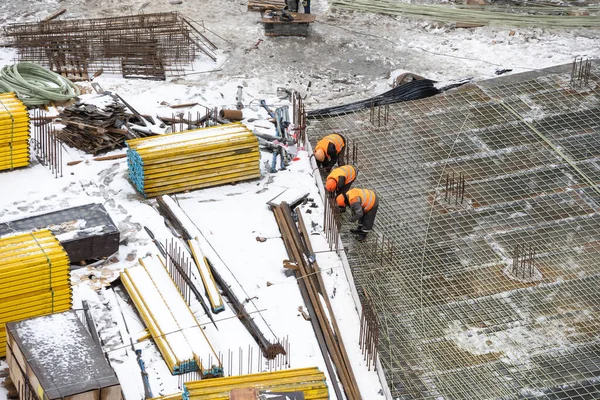 都市建設現場の空中トップビュー。冬の雪の下で新しいアパートを構築するためのタワークレーン — ストック写真
