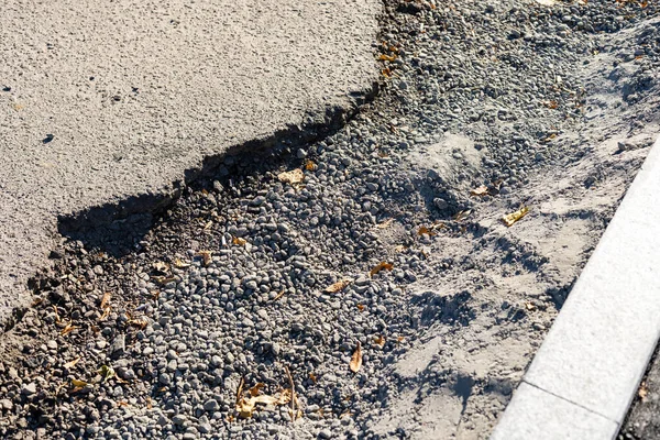 Oude asfalt met grote scheuren — Stockfoto