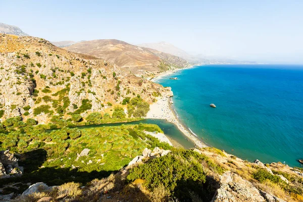 Panorama van Preveli strand aan de Libische zee-, rivier- en palm bos, Zuid Kreta, Griekenland — Stockfoto
