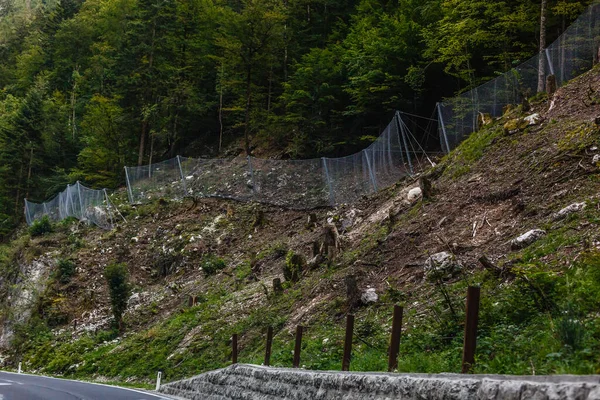 山の中を曲がる道、アルプスの背景 — ストック写真