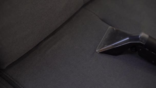 Limpieza manual de un sofá con un limpiador de vapor, concepto de limpieza del hogar — Vídeo de stock