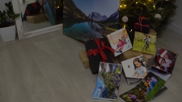 Vacaciones de Navidad con lienzo como regalo — Vídeos de Stock