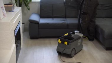 Kuru temizlemeci adam, temizlik koltuğu ve profesyonel tahliye metodu.