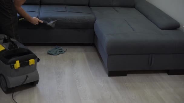 干洗店员工用专业提取方法清洁沙发 — 图库视频影像