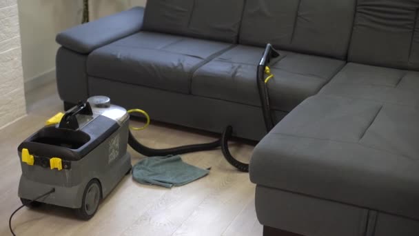 Usunięcie zanieczyszczeń z sofa z tapicerki czystsze, zbliżenie — Wideo stockowe