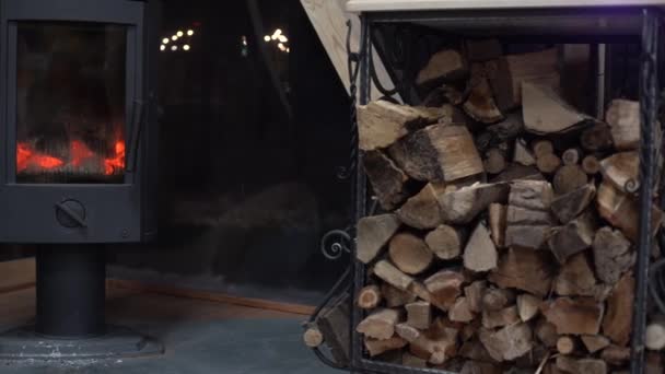 Cheminée moderne élégante et une étagère spéciale pour le bois de chauffage — Video