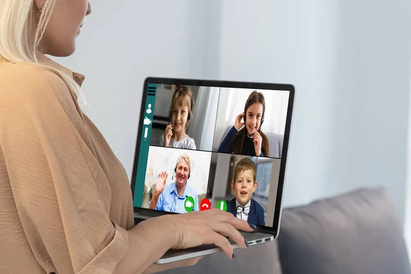 Vidéoconférence de groupe en ligne sur ordinateur portable, famille — Photo