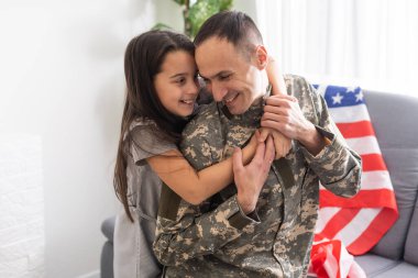 Küçük bir çocuk babası geri ordudan geldi çok mutludur. Küçük bir çocuk babası sarılma