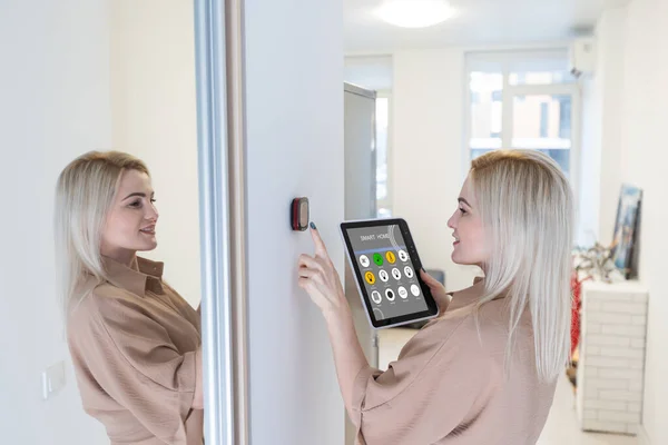 Vrouw Met Smart Wall Home Control Systeem — Stockfoto