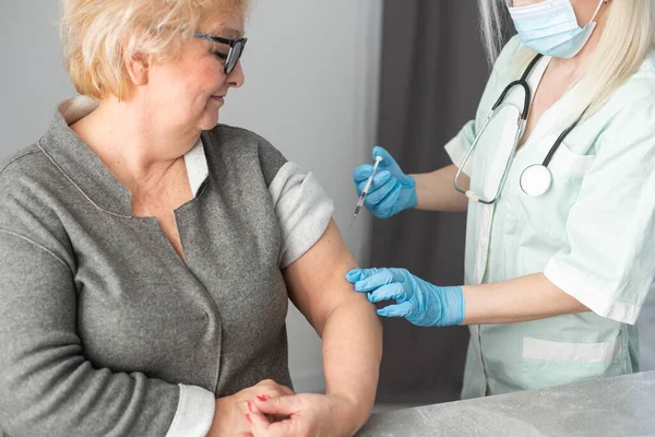 Szoros Ápoló Vakcina Injekciót Egy Idős Nőnek — Stock Fotó